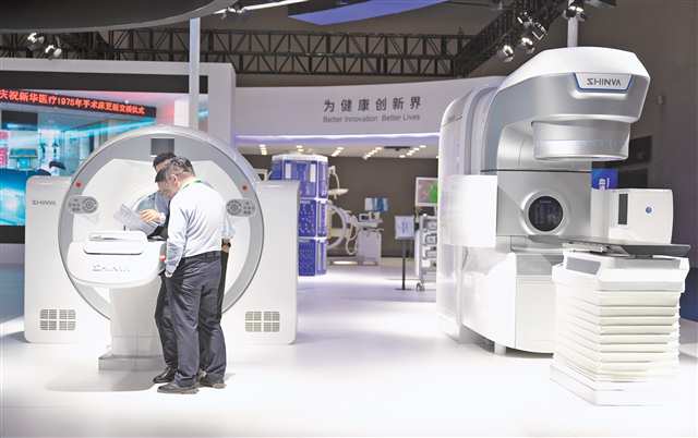 三月二十九日，二○二四中國醫學裝備展覽會現場，工作人員向觀眾介紹先進醫學裝備產品。記者 解小溪 攝\視覺重慶