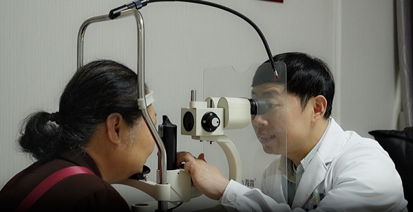 侯乒为患者检查眼部情况。重庆普瑞眼科医院供图