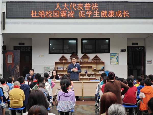 人大代表进校园展开法律知识教育讲座。姜家镇供图