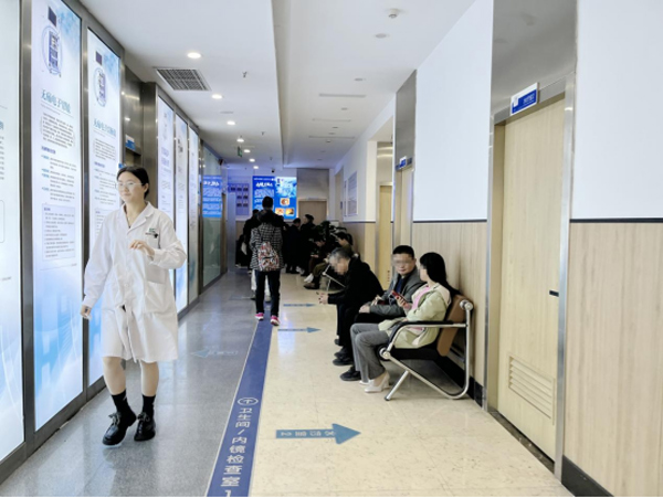 患者等待胃腸鏡檢查。重慶東大肛腸醫院供圖