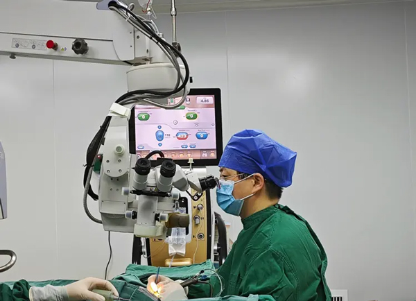 张晓城为患者进行手术。重庆南坪爱尔眼科医院供图