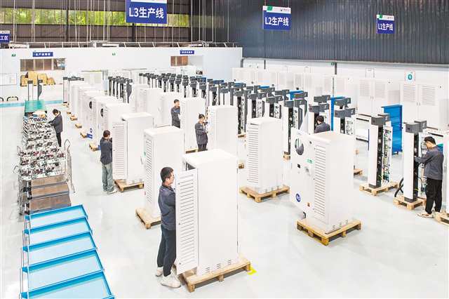 4月7日，璧山区惠程科技生产基地，工人在生产线上装配新能源汽车充电设备。