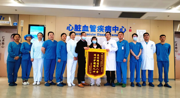 患者向心外科醫護團隊贈送錦旗。重慶西區醫院供圖