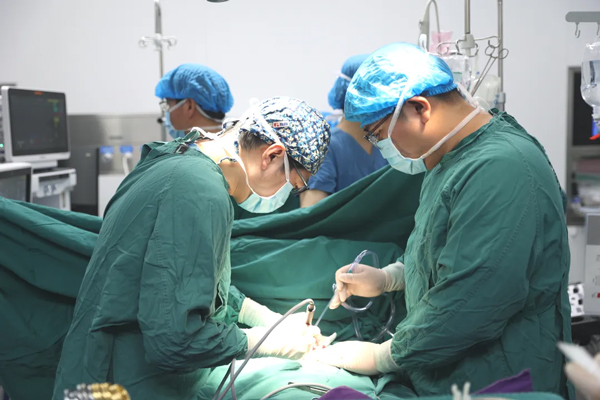 李煒（左一）團隊手術中。重慶西區醫院供圖