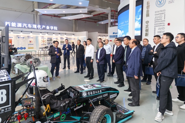 与会嘉宾参观新能源汽车现代产业学院。重庆理工大学供图