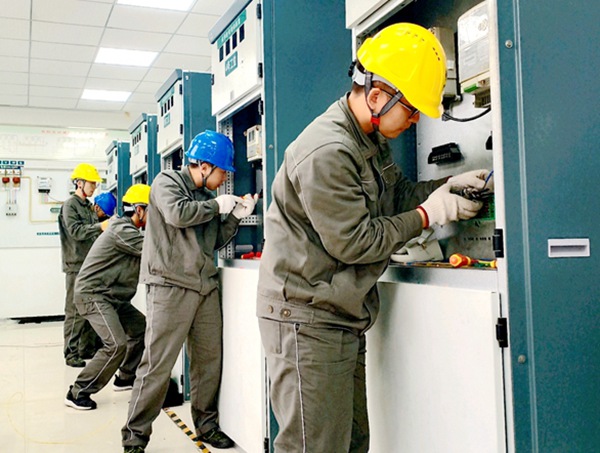 电力员工在模拟屏上开展装表实操。国网重庆永川供电公司供图