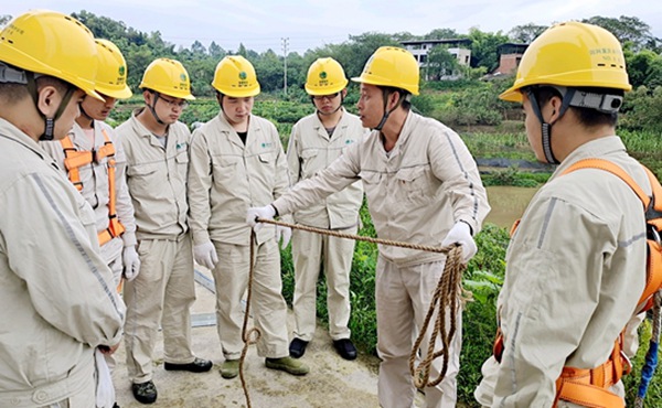 电力员工在现场开展安全绳使用培训。国网重庆永川供电公司供图