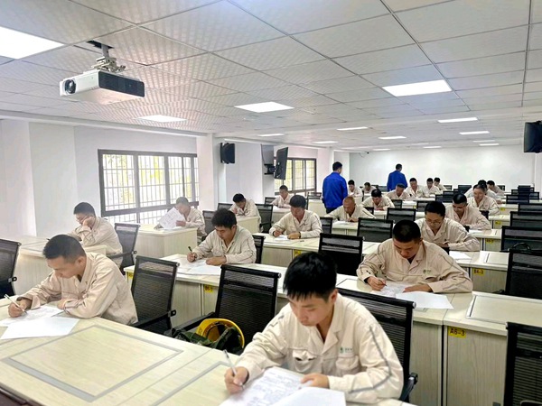 电力员工在实训室开展理论竞赛。国网重庆永川供电公司供图