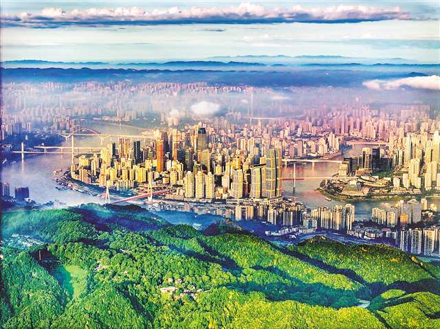 现代化新重庆建设向纵深推进。图为蓝天白云下的重庆中心城区。王正坤 摄/视觉重庆