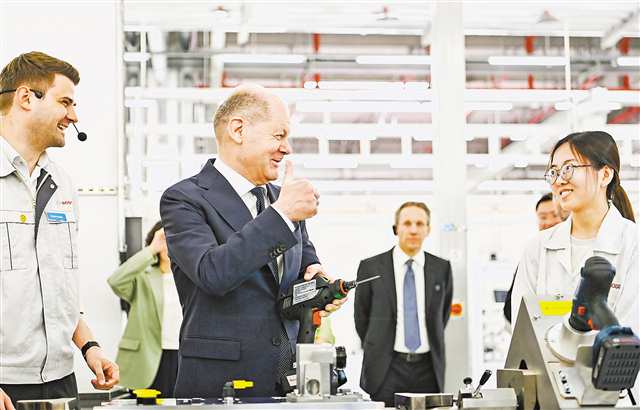 四月十四日，博世氫動力系統（重慶）有限公司，德國總理奧拉夫·朔爾茨體驗氫動力模塊裝配。記者 齊嵐森 攝視覺重慶