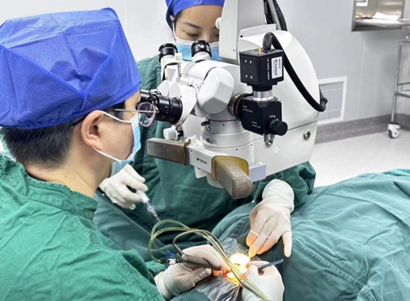 张晓城为患者实施白内障手术。重庆南坪爱尔眼科医院供图