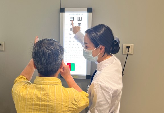 护士教患者辨别视力表。重庆南坪爱尔眼科医院供图