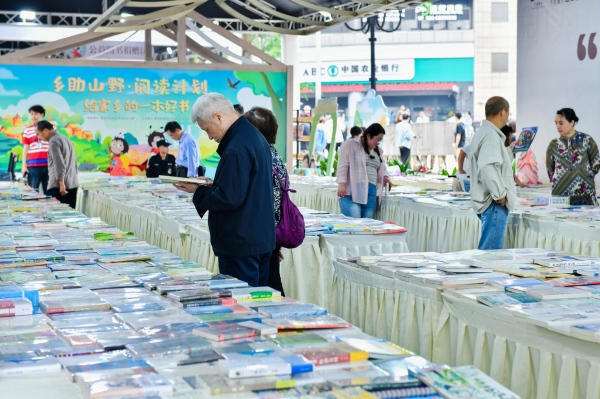 市民紛紛駐足閱讀。重慶新華書店集團公司供圖