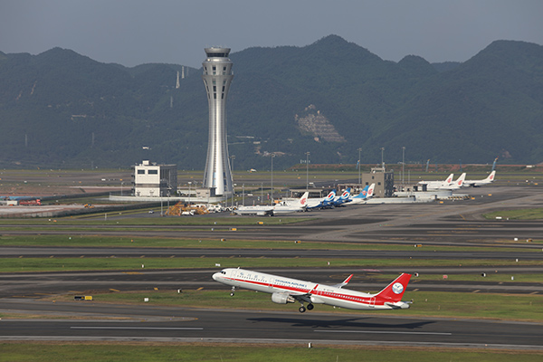 四川航空飛機在重慶江北國際機場起飛。莫曉健 攝