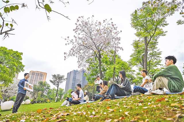 4月18日，大學城中央公園，年輕人聚集在一起分享和閱讀書籍，享受閱讀的樂趣。首席記者 龍帆 攝/視覺重慶