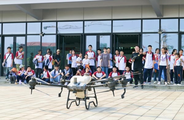 同學們體驗無人機操作。江津區委宣傳部供圖