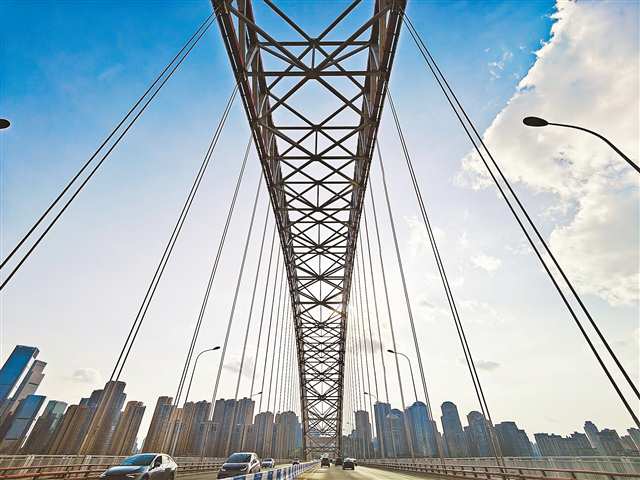 4月19日，重慶朝天門長江大橋，“重慶藍”與大橋交相輝映。記者 劉力 攝/視覺重慶
