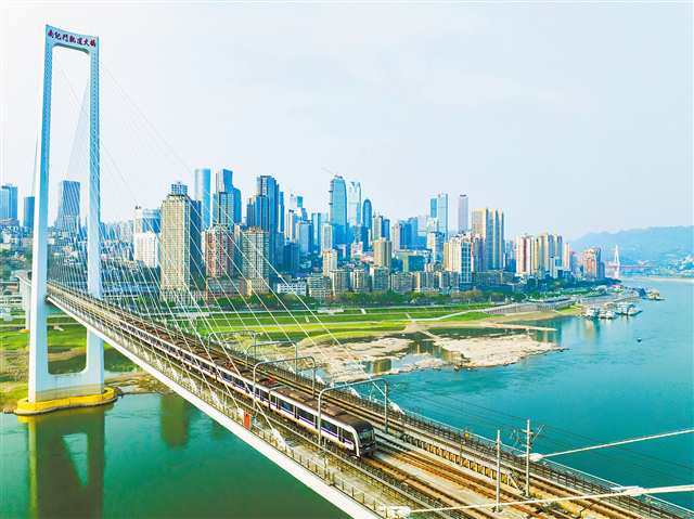 4月15日，南纪门轨道大桥，列车飞越长江。