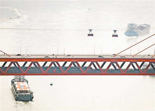 4月15日，重庆东水门长江大桥，轨道列车与索道、船舶、汽车同框，绘就一幅立体交通图。