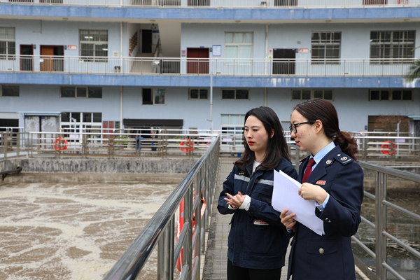 彭水县税务人员走访重庆市彭水排水有限公司，讲解最新税费政策，解答涉税疑惑。余敏摄