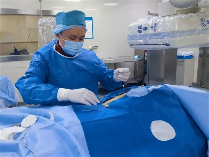重医附一院，医生在进行脊髓电刺激双电极植入术。重医附一院供图