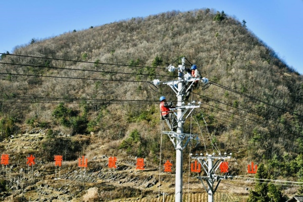 国家电网红岩（巫山下庄）共产党员服务队队员在下庄村改造10千伏线路。尹瑶瑶摄