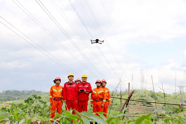 联合开展无人机智能巡检培训。国网重庆永川供电公司供图