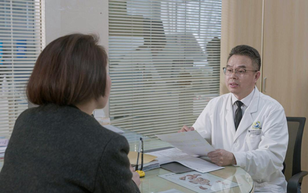 医生为患者解读检查报告。重庆东大肛肠医院供图