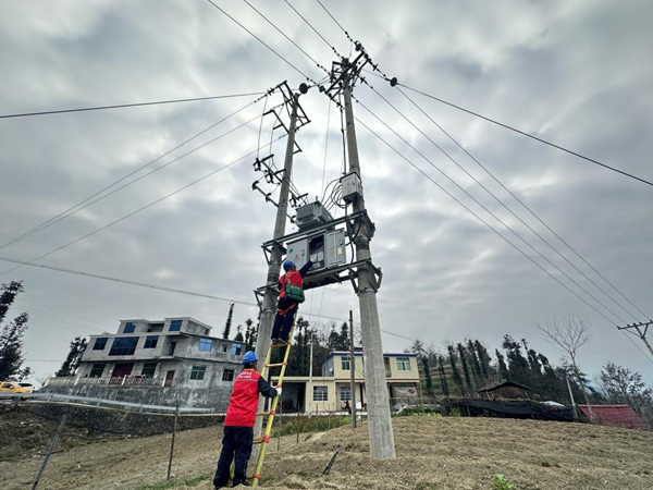 國網重慶黔江供電公司員工在太極鎮巡檢變壓器等設備。文烽卜攝