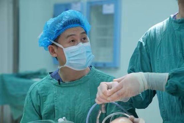 刘正茂正在进行手术。重庆星荣整形外科医院供图