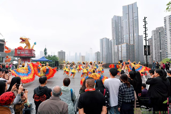 “鳳起東方·遇見十八梯”非遺主題秀。十八梯供圖