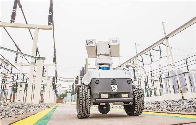 在位于两江新区的220千伏大竹林变电站，巡检机器人正在例行巡视、表计抄录和测温。（摄于2023年1月22日）记者 张锦辉 摄/视觉重庆