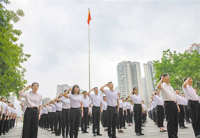 在红岩革命纪念馆，新党员代表高举右拳在领誓人的带领下庄严宣誓。（资料图片）记者 张锦辉 摄/视觉重庆