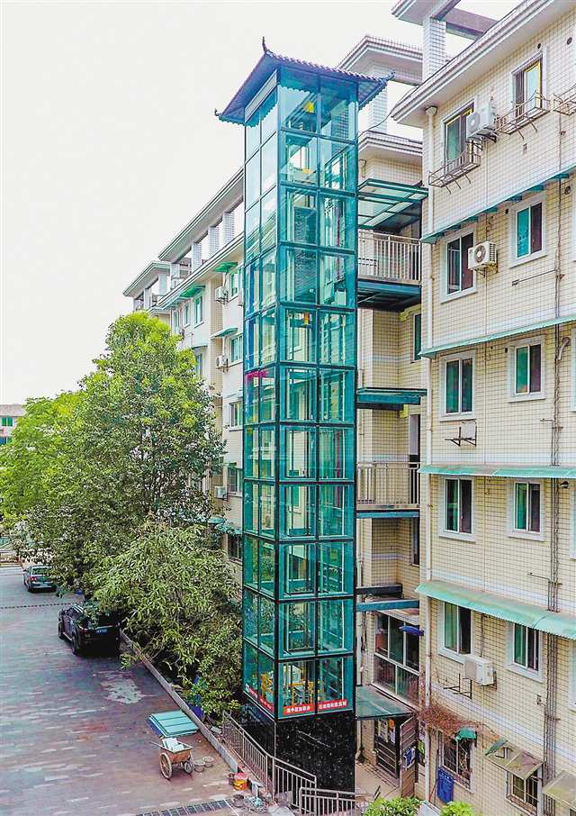 渝中區民樂村社區黨委發揮黨建統領作用，推動城市更新，部分小區路面鋪上了透水磚，並加裝了電梯。（資料圖片）記者 張錦輝 攝/視覺重慶