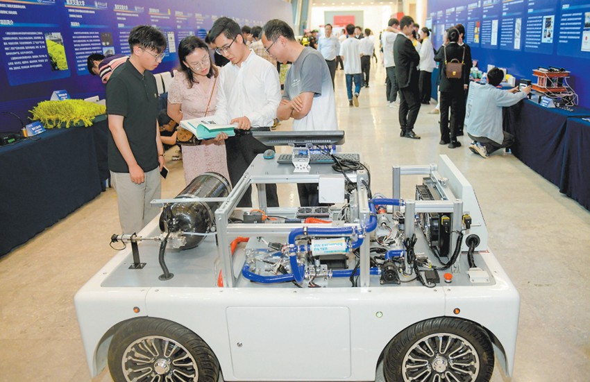 4月29日，在重慶市高校科技成果與產業技術需求發布對接會上，重慶交通職業學院展示了自主開發的氫動力汽車教學平台。記者 張錦輝 攝/視覺重慶