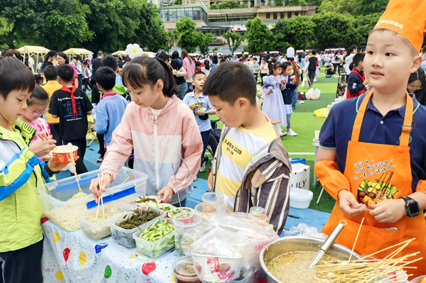 学生展示劳动成果作品。袁杰摄