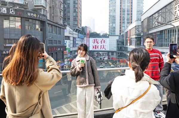 游客打卡“我在重庆”。江北区融媒体中心供图