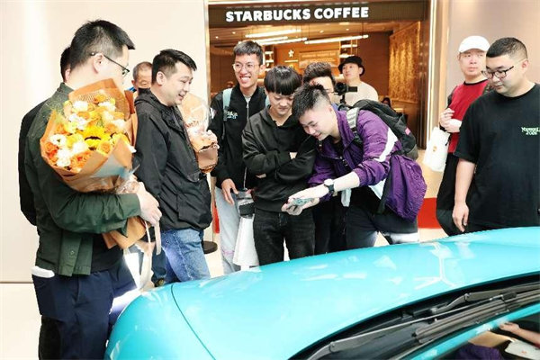 市民纷纷打卡小米之家重庆万象城汽车体验店。小米供图