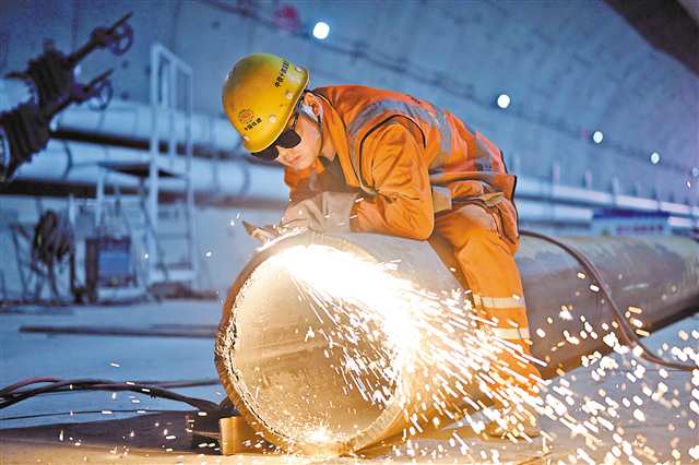 五月一日，渝湘高铁重黔段长江隧道施工现场，工人正在进行电焊作业。特约摄影 郭旭\视觉重庆