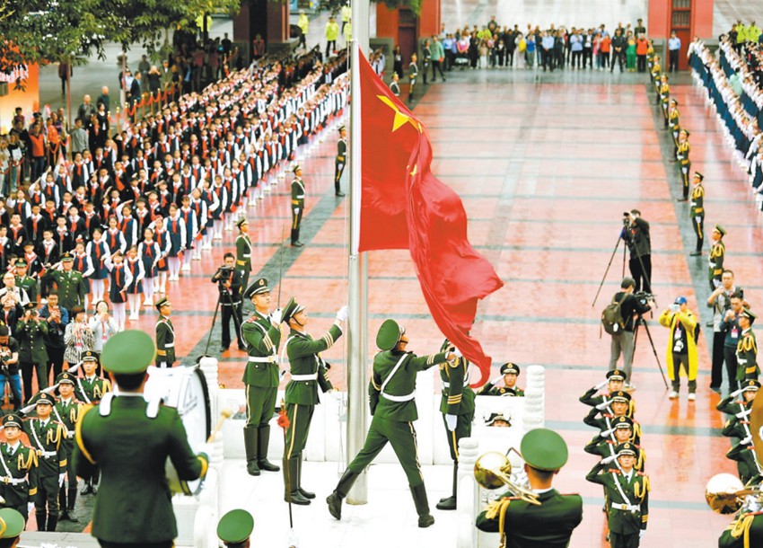 5月1日，重慶人民廣場舉行隆重的升國旗儀式，慶祝“五一”國際勞動節。記者 張錦輝 攝/視覺重慶