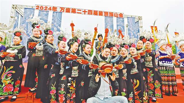 5月1日，万盛经开区万盛石林景区，苗族同胞用苗族特色民俗活动迎接游客的到来。通讯员 王泸州 摄/视觉重庆