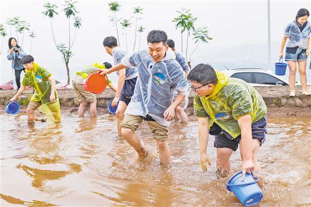 5月1日，大渡口區跳磴鎮金鰲田園，游客正在進行渾水摸魚比賽。通訊員 劉映呈 攝/視覺重慶