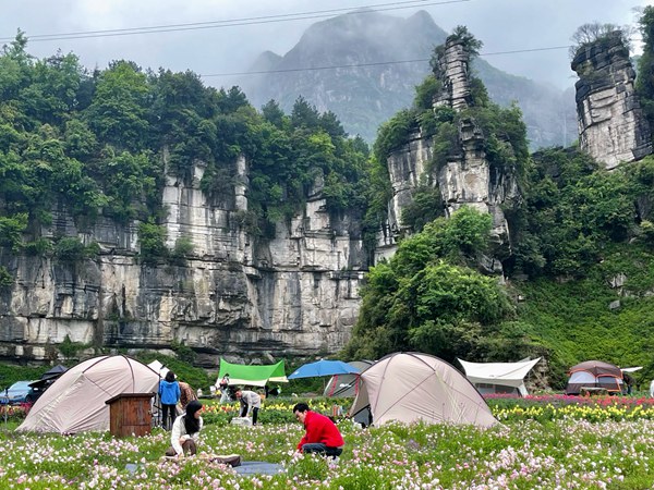 游客搭帐篷露营。重庆市旅游营销中心供图