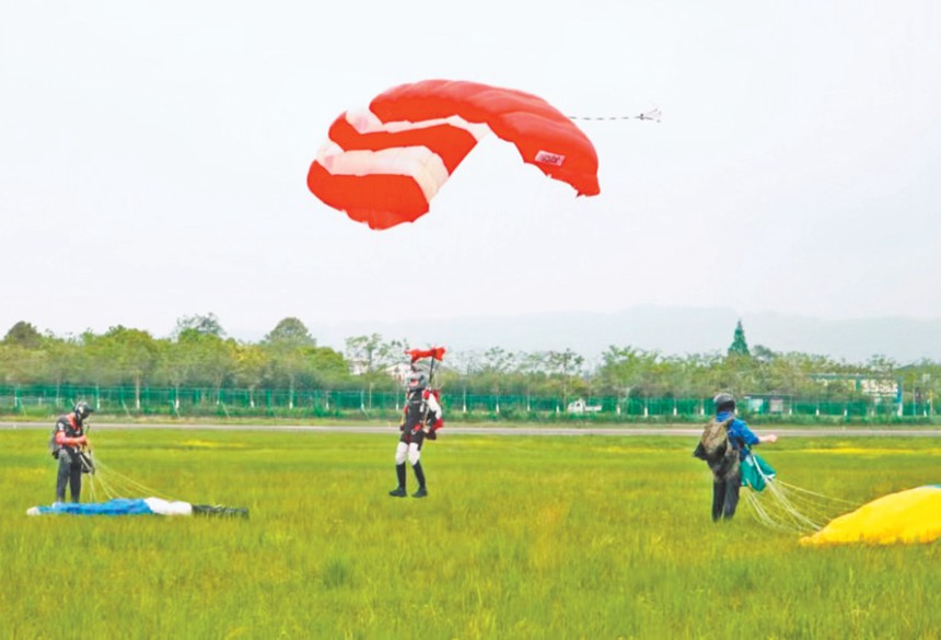 5月3日，重慶攀達高空跳傘梁平基地，高空跳傘愛好者安全著陸。（受訪單位供圖）