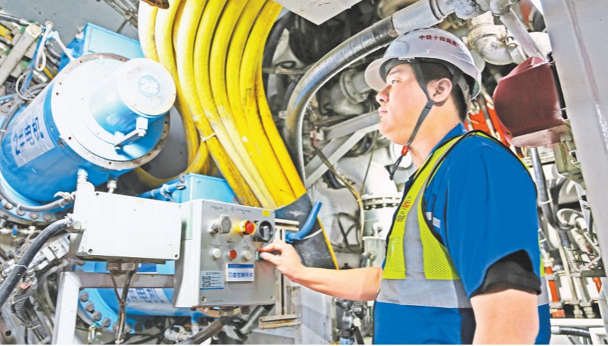 五月四日，渝湘高鐵重慶長江隧道項目，青年技術工人正在地下百米深的“長江號”盾構機前端工作。記者 羅斌 攝\視覺重慶