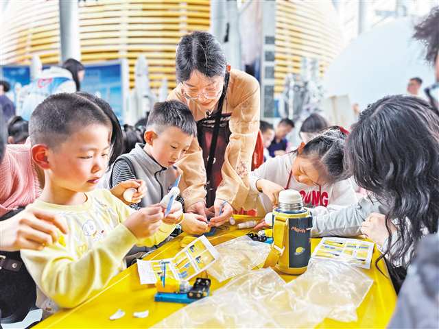 5月3日，重慶科技館，小朋友在制作衛星模型。記者 張亦筑 攝/視覺重慶