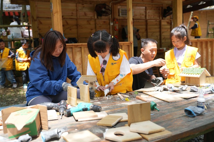 5月5日，北碚區天府鎮三間田藝術農場，參加研學活動的孩子們在制作手工。特約攝影 秦廷富