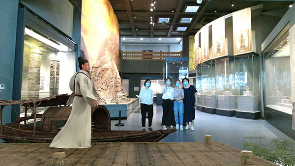 游客在夔州博物館詩人互動屏幕前與詩人合影。夔州博物館供圖