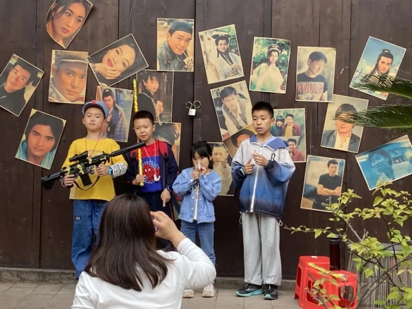 游客在陶寶古街合影留念。榮昌區文旅委供圖