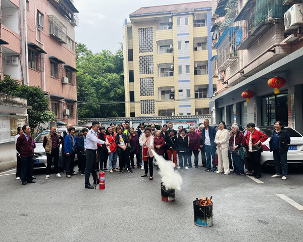 居民学习灭火器的使用方法。高岩路社区供图